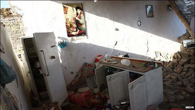 نماینده ورزقان: مردم زلزله زده هنوز در کانکس زندگی می‌کنند