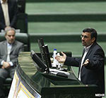 انتشار يک نوار مکالمه توسط احمدی‌نژاد، جلسه استیضاح را به هم ريخت