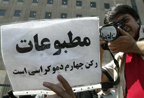 نامه ۱۳۵ روزنامه نگار به حسن روحانی درباره فشارها بر روزنامه نگاران و مطبوعات