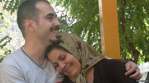 مادر حسین رونقی: اعتصاب غذا کردم، شاید کسی صدایمان را بشنود