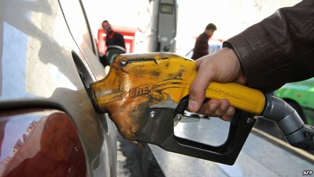 بهای بنزین در ایران «با شیب تندی افزایش می‌یابد»