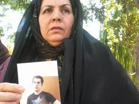 مادر حسین رونقی: همچنان منتظر جواب نمایندگان و دولت هستیم