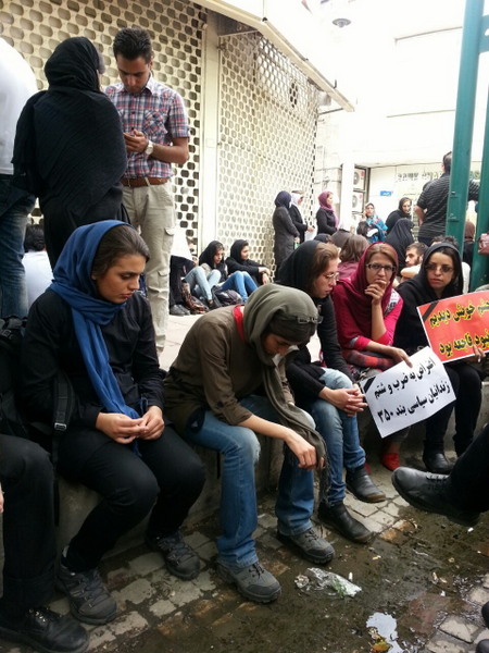 اعتراض خانواده زندانیان سیاسی به سکوت دولتمردان در قبال فجایع اوین