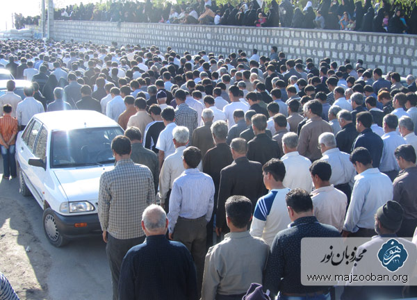 حضور پرشور دراویش و مردم در مراسم تدفین پیکر مطهر مأذون فقید، مرحوم حاج شیخ عبدالعظیم باستانی پاریزی